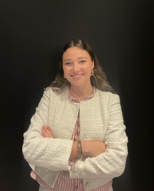 Lora - Chargée de communication