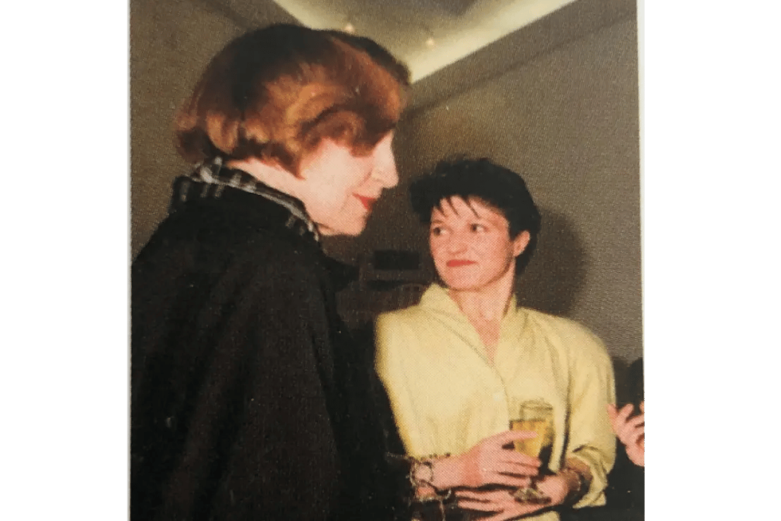Photo ancienne de deux femmes en train de boire une coupe de champagne