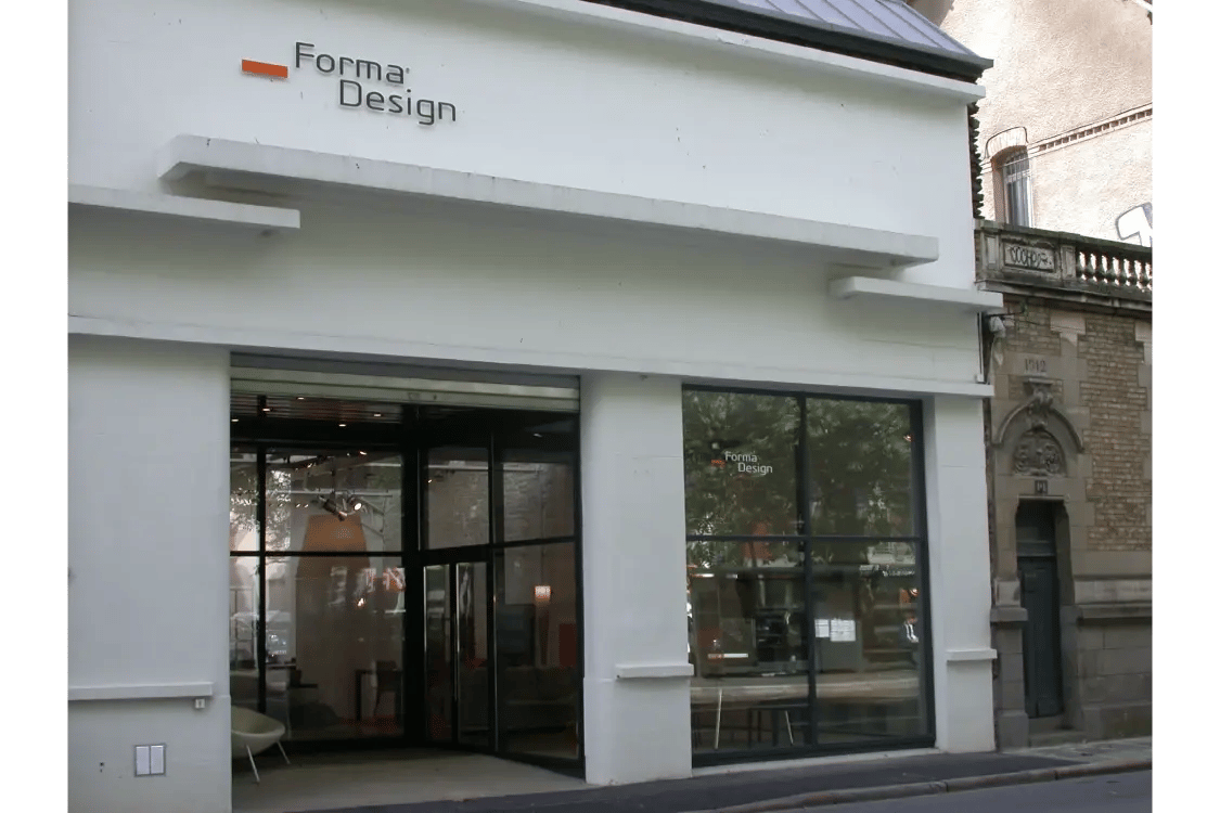 Batiment blanc avec le logo de Forma Design