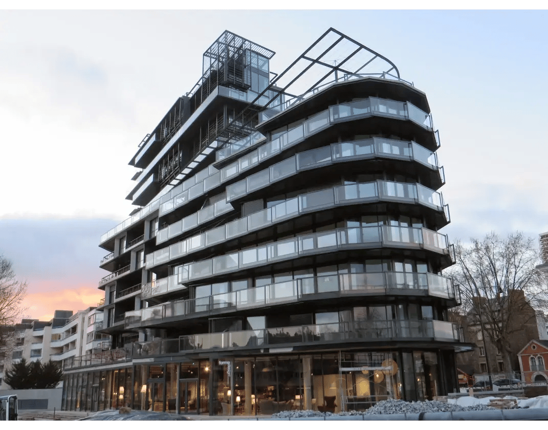 Batiment moderne avec des baies vitrées