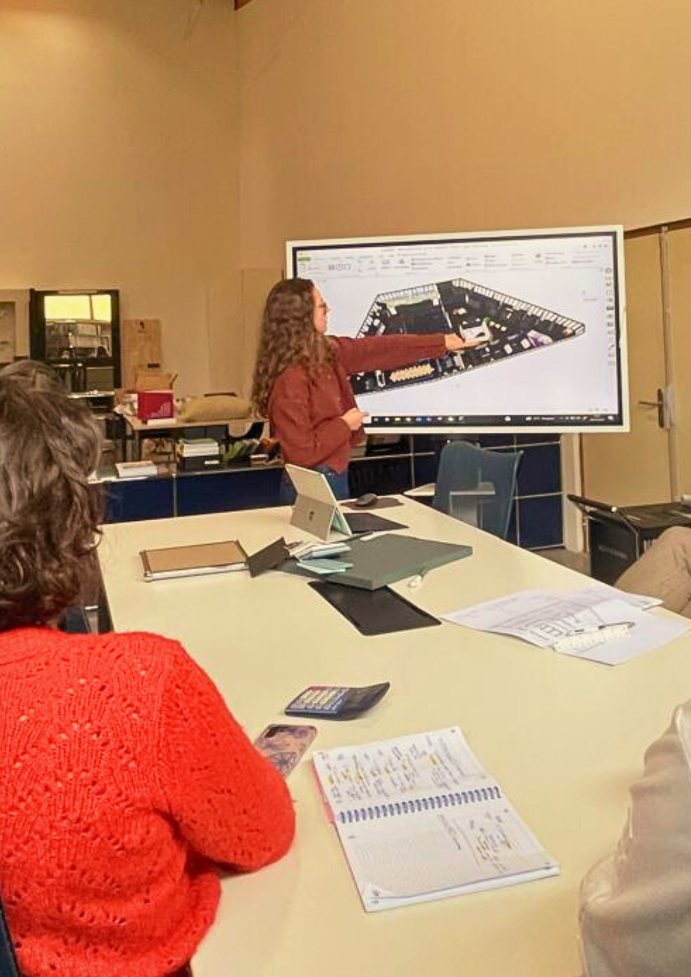 chargée de projet montre plan 3D