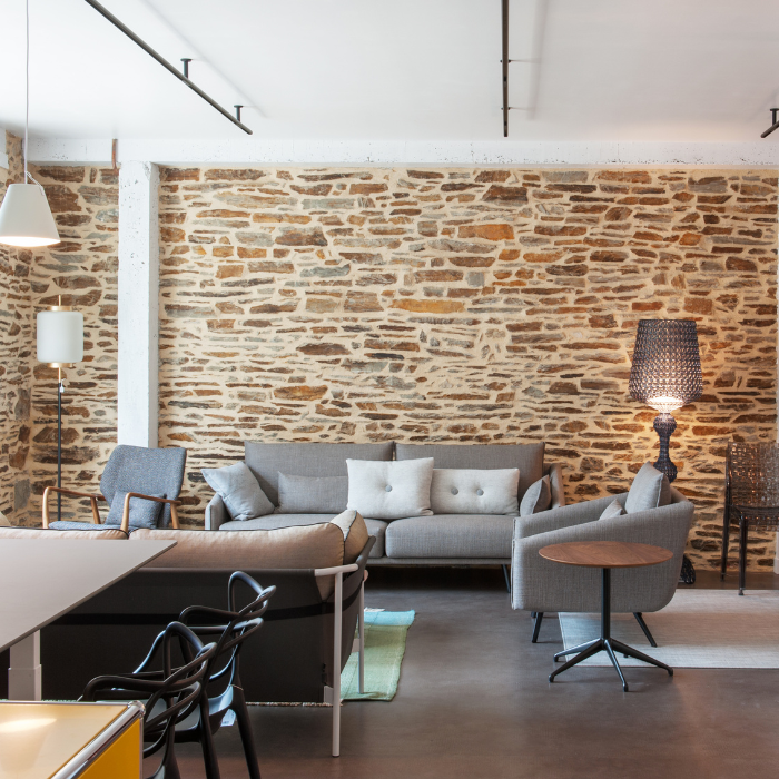 canapé gris dans l'ancien showroom Forma Design Cancale