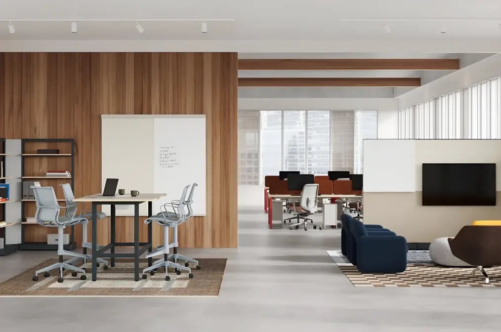 Intérieur de bureau professionel avec des murs gris beige et des cloisons en latte de bois