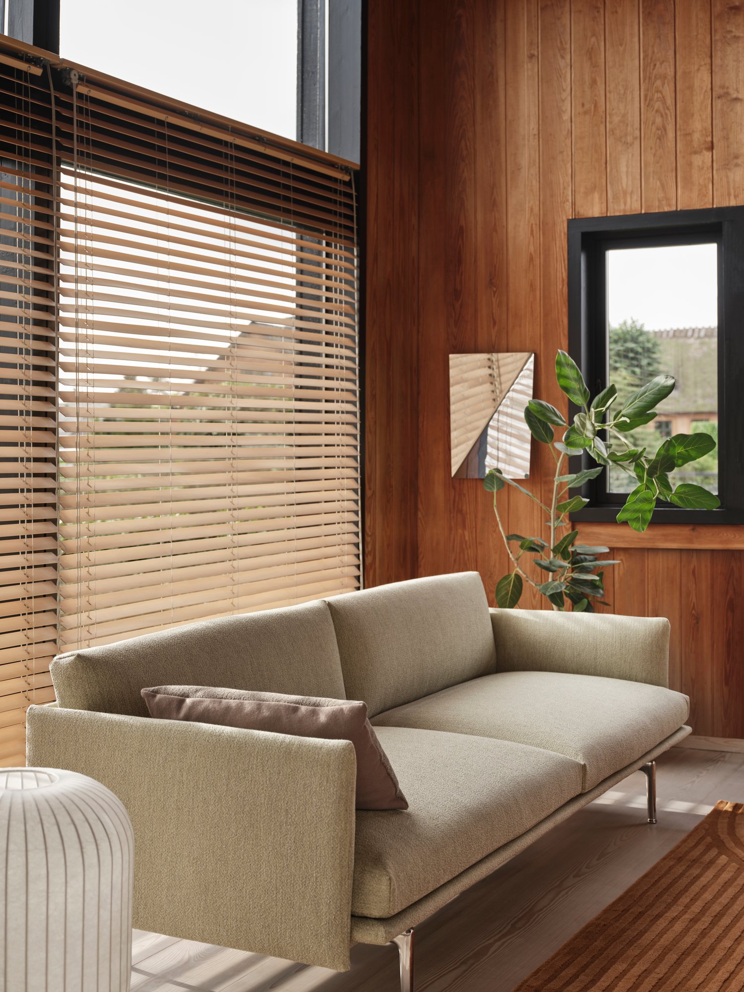 strand-table-lamp-59-outline-sofa-alu-ecriture-910-mingle-cushion-gaze-mirror-org_7