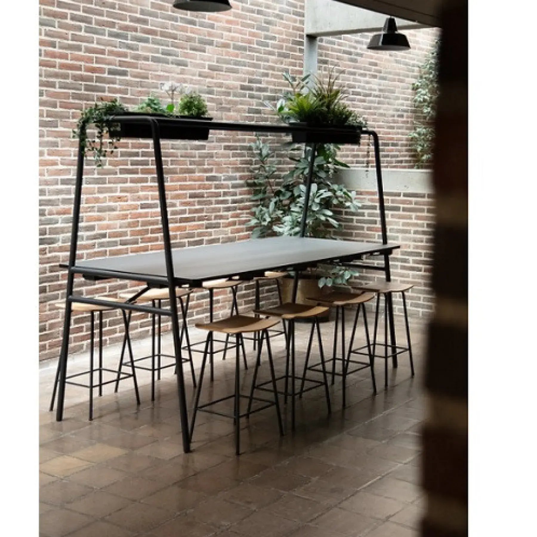 LOF_Direct_Four_Real_A_Table_FRA90-18-8_Roomshot1_e893beea44ec02f0739b8e4993f57d85