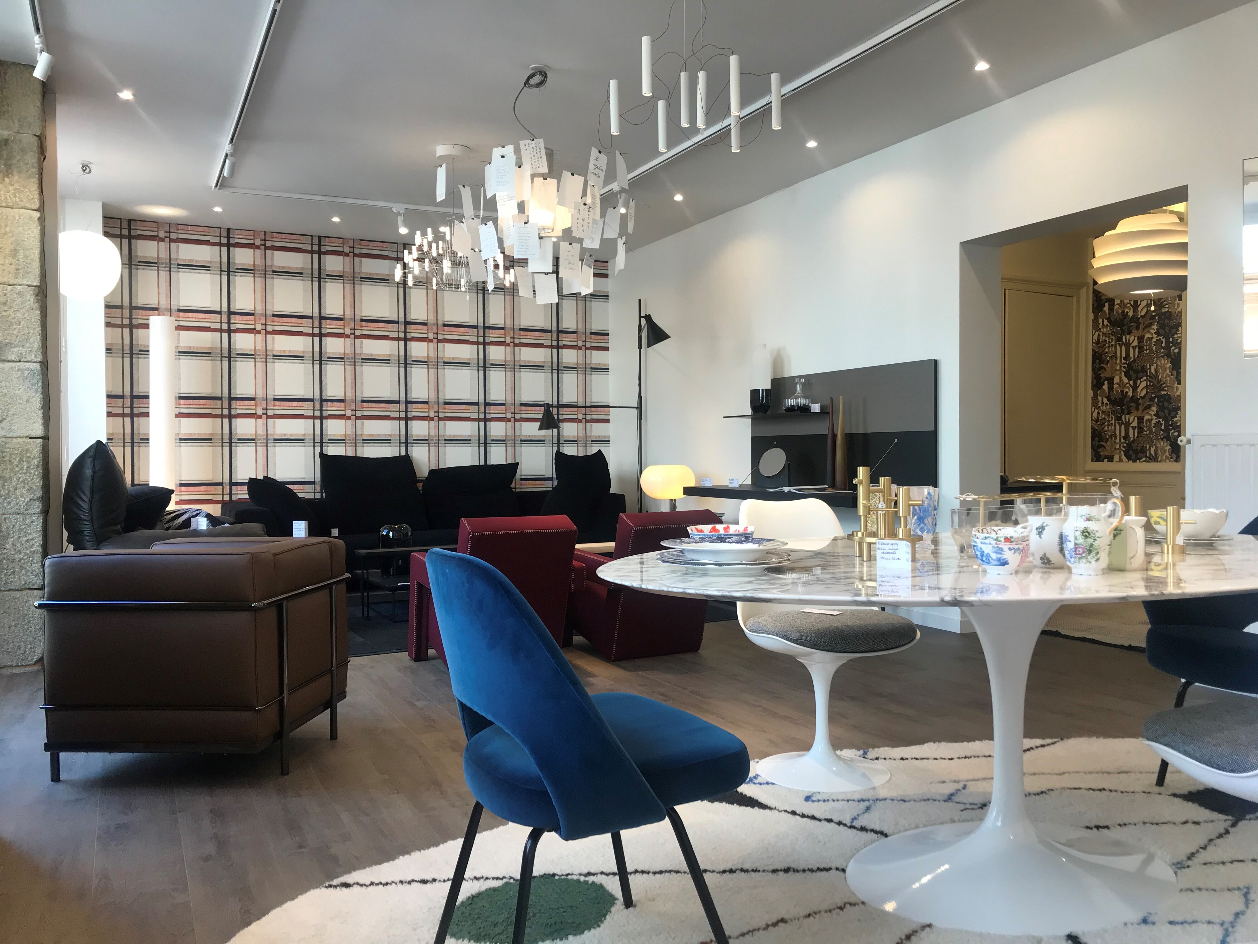 Mise en scène salon showroom Forma Design dans l'ancien magasin Kartell