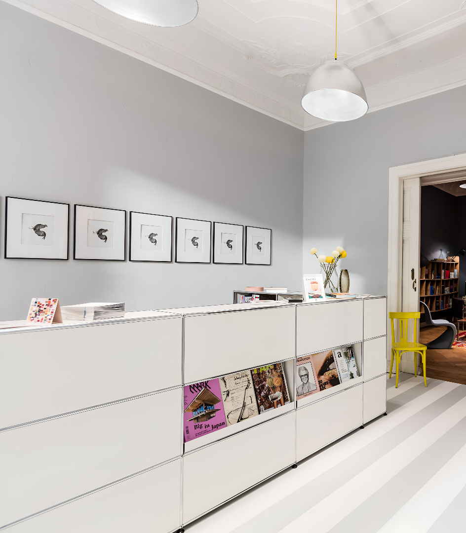 Bureau d'accueil d'un cabinet médical pensé par Forma Design et USM