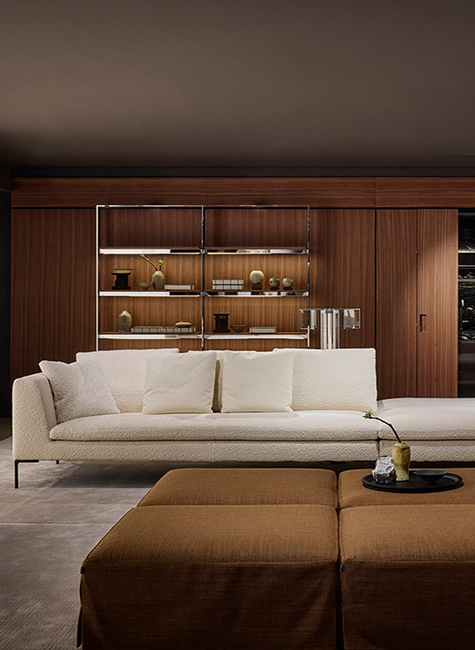 Salon avec canapé couleur crème, mur noyer et étagère en métal design