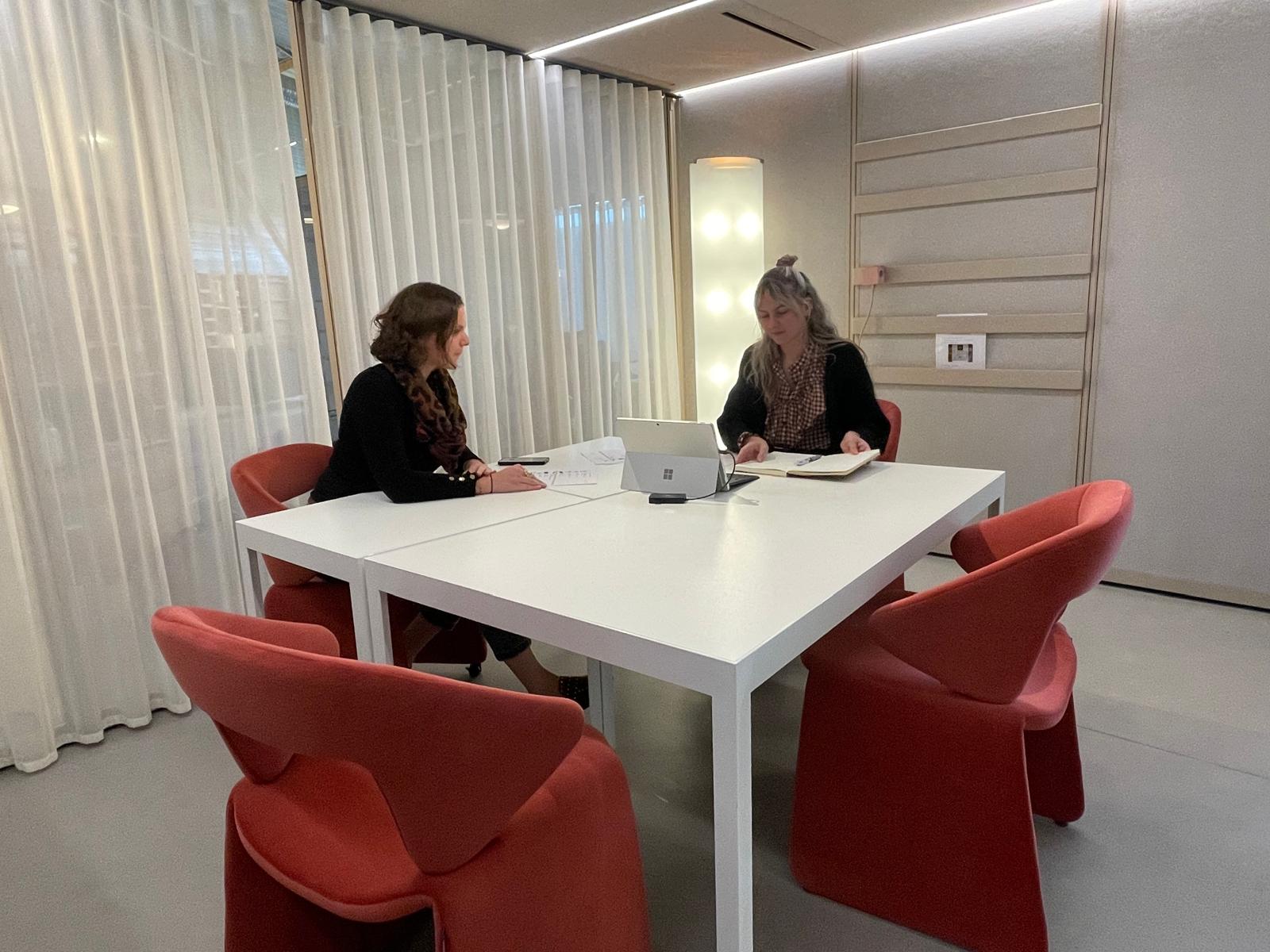 recherche + analyse entre archi - client dans salle de réunion sur projet