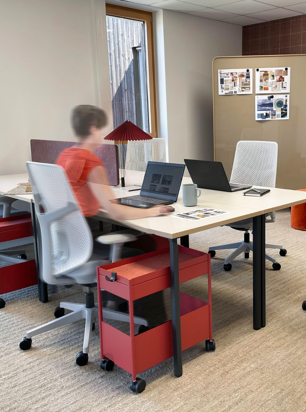 femme derrière bureau sur chaise herman miller