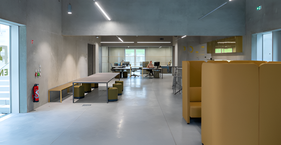 Open-space d'une collectivité avec espaces de travail et de convivialité