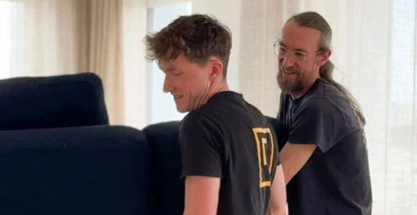 deux hommes transportent canapé