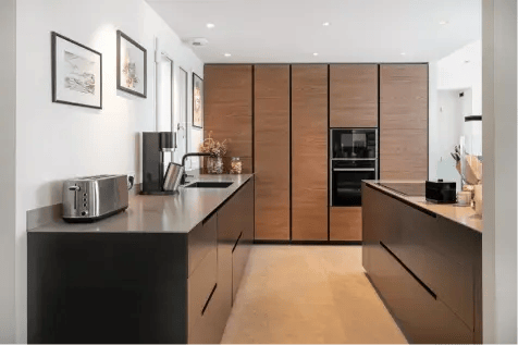 Une cuisine moderne avec des meubles en bois