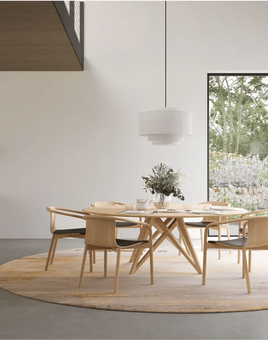 Une table et des chaises en bois dans un intérieur moderne