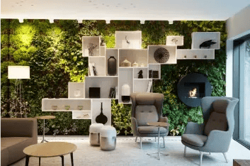 Hall d'hotel avec un mur végétal