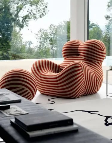 Sofa rayé rouge et beige
