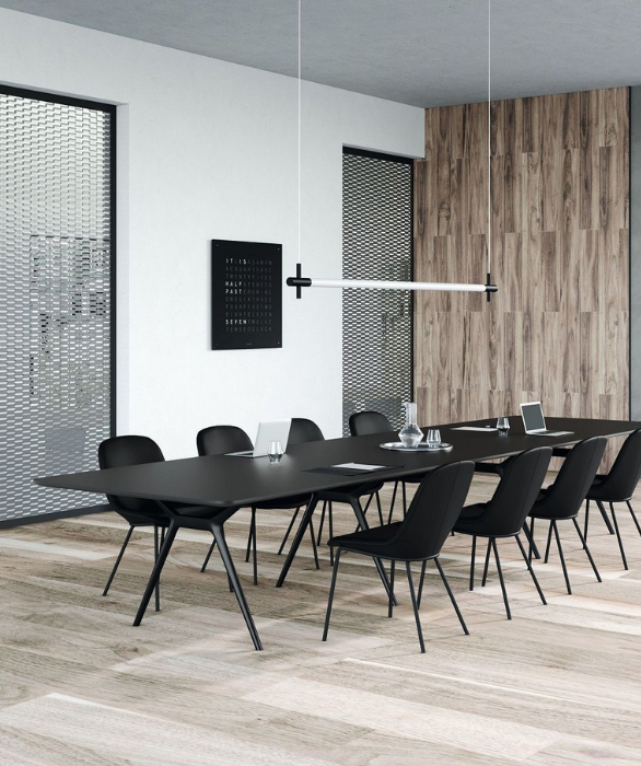 table de réunion noire avec ses chaises associées