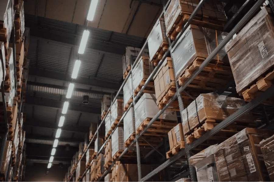 Image d'un entrepôt avec des palettes empilées