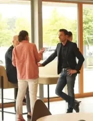 une professionnelle sélectionne mobilier avec architecte