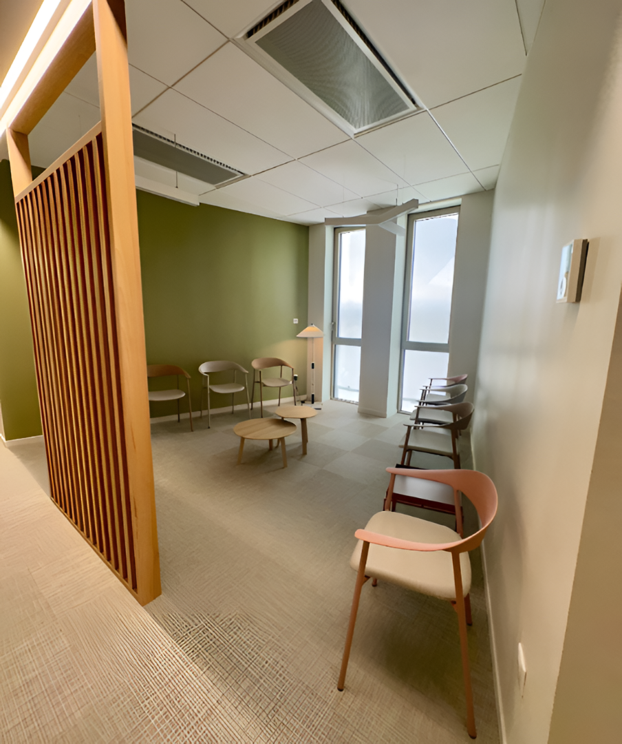 Salle d'attente médical aménagée par Forma Design