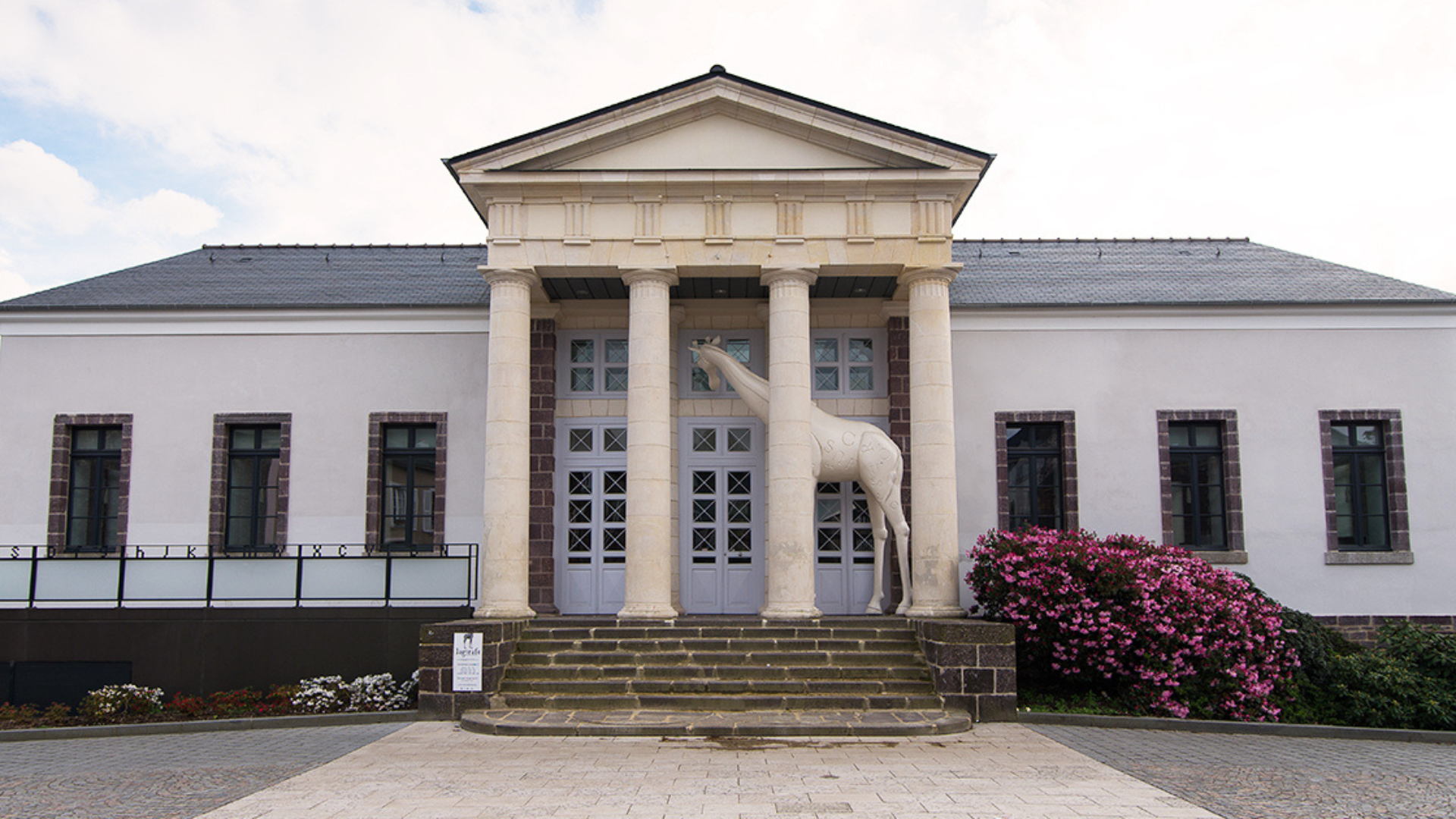 Aménagement de la médiathèque lagiraphe sur montfort sur meu